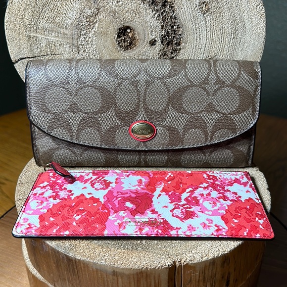 Coach Handbags - COACH Peyton Floral Envelope Wallet w/ Removable Insert